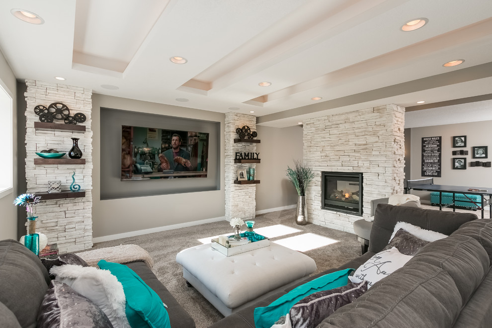Diseño de sala de estar abierta tradicional renovada de tamaño medio con paredes beige, moqueta, chimenea de doble cara, marco de chimenea de piedra, suelo gris y televisor independiente