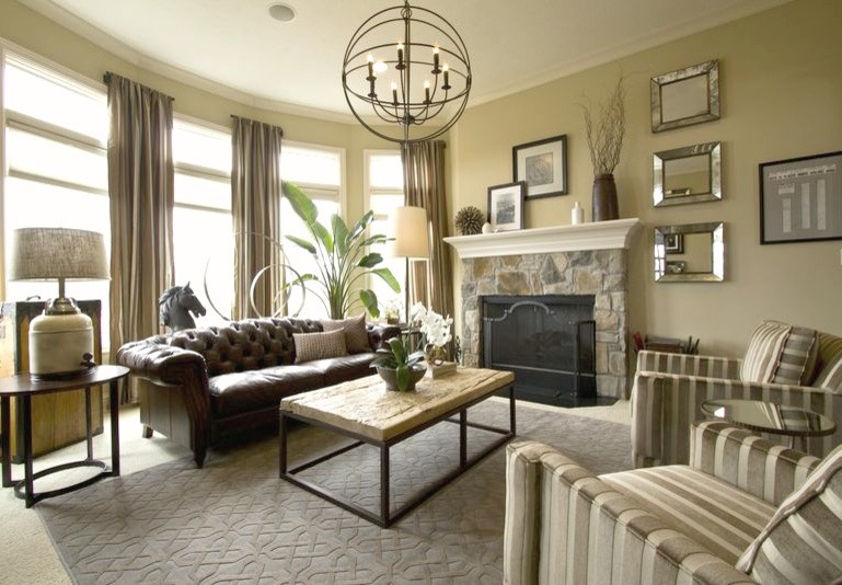 Imagen de sala de estar abierta clásica renovada de tamaño medio sin televisor con paredes beige, moqueta, todas las chimeneas y marco de chimenea de piedra