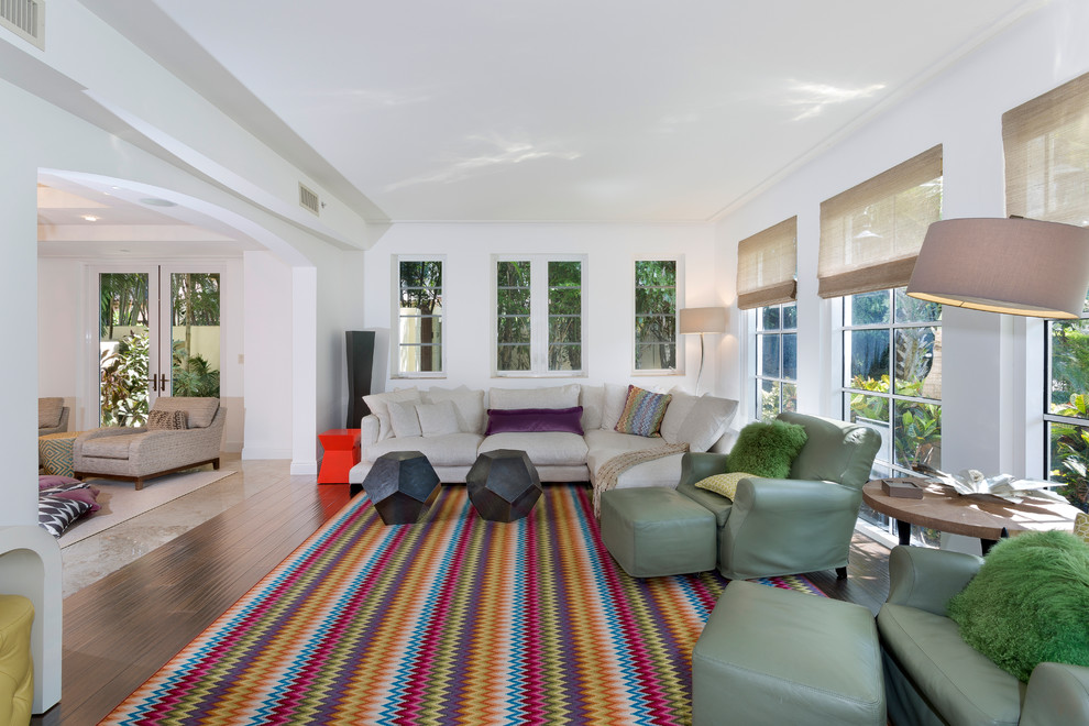 Geräumiges, Fernseherloses, Abgetrenntes Klassisches Wohnzimmer ohne Kamin mit weißer Wandfarbe, Bambusparkett und braunem Boden in Miami