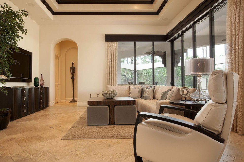Идея дизайна: большая открытая гостиная комната в стиле неоклассика (современная классика) с бежевыми стенами, полом из известняка, телевизором на стене и ковром на полу