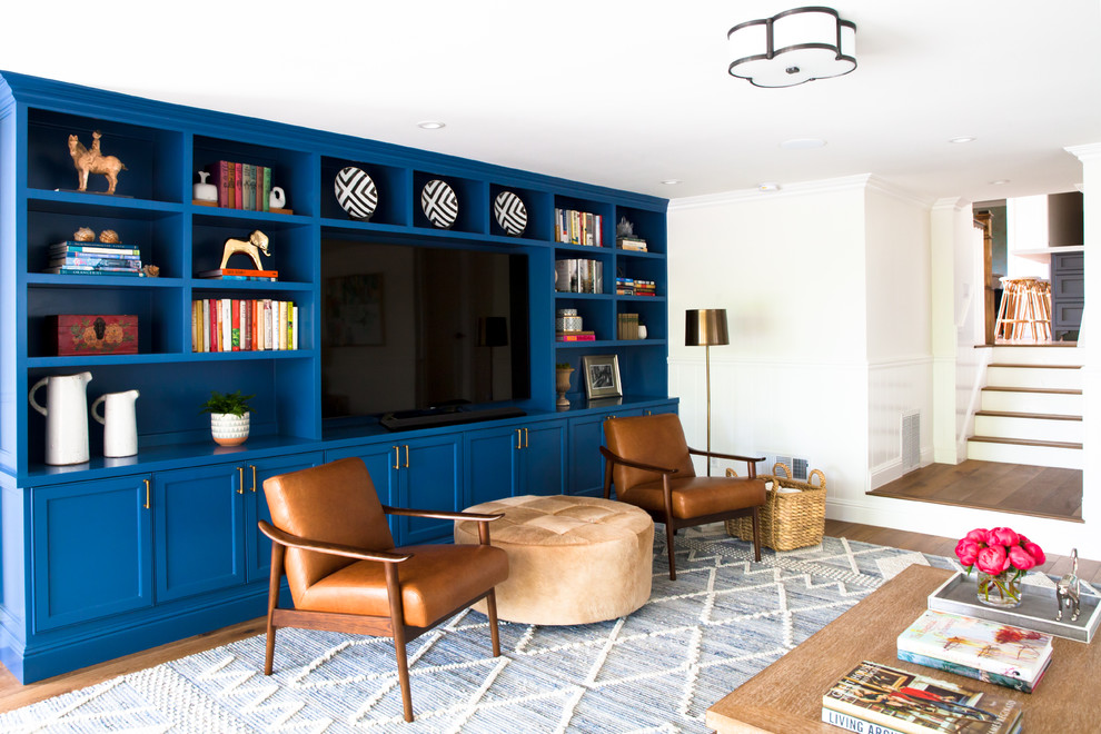 Immagine di un soggiorno classico di medie dimensioni e aperto con pareti bianche, pavimento in legno massello medio, parete attrezzata e pavimento marrone