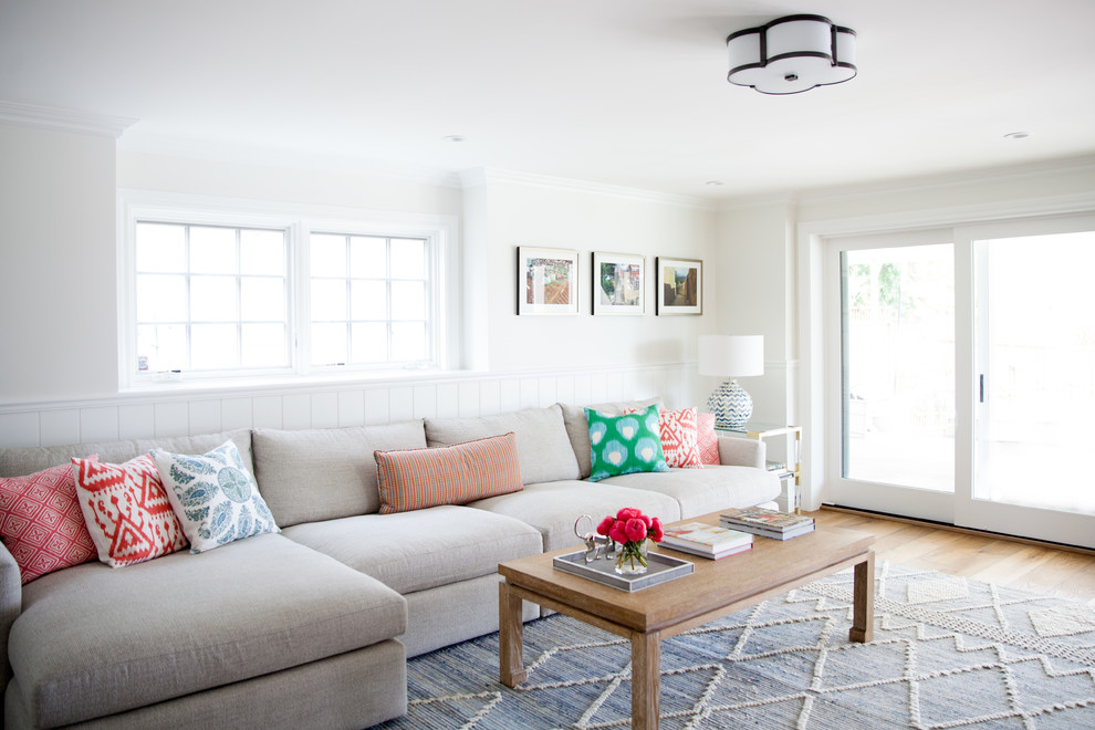 Ejemplo de sala de estar abierta clásica renovada de tamaño medio con paredes blancas y suelo de madera en tonos medios