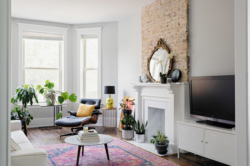 Klassisches Wohnzimmer mit weißer Wandfarbe, braunem Holzboden, Kamin und braunem Boden in Chicago