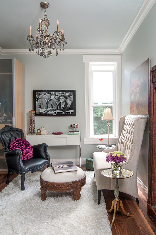 Идея дизайна: гостиная комната в стиле неоклассика (современная классика) с серыми стенами
