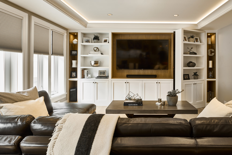 Ejemplo de sala de estar tradicional renovada con paredes beige y televisor colgado en la pared
