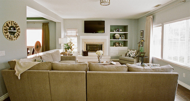 Стильный дизайн: открытая гостиная комната среднего размера в стиле неоклассика (современная классика) с синими стенами, паркетным полом среднего тона, стандартным камином, фасадом камина из плитки и телевизором на стене - последний тренд