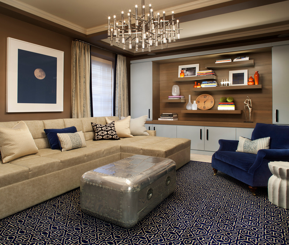 Пример оригинального дизайна: большая открытая гостиная комната в стиле неоклассика (современная классика) с коричневыми стенами, ковровым покрытием и синим полом