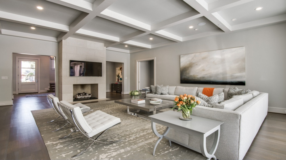 Mittelgroßes, Abgetrenntes Klassisches Wohnzimmer mit grauer Wandfarbe, Kamin, TV-Wand, dunklem Holzboden, Kaminumrandung aus Beton und braunem Boden in Dallas