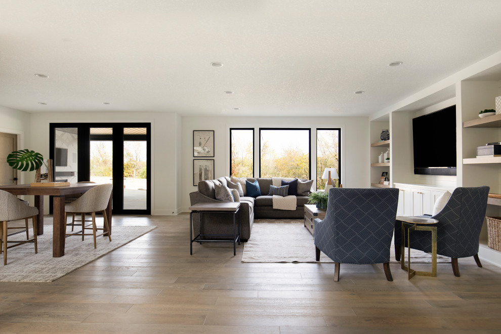 Diseño de sala de estar abierta tradicional renovada extra grande con paredes blancas, suelo de madera clara, pared multimedia, suelo beige y machihembrado