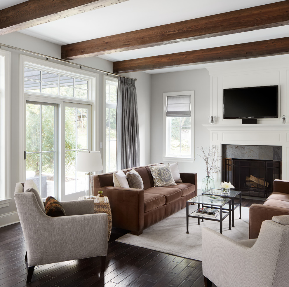 Стильный дизайн: гостиная комната в стиле неоклассика (современная классика) с серыми стенами, темным паркетным полом, стандартным камином, телевизором на стене и ковром на полу - последний тренд