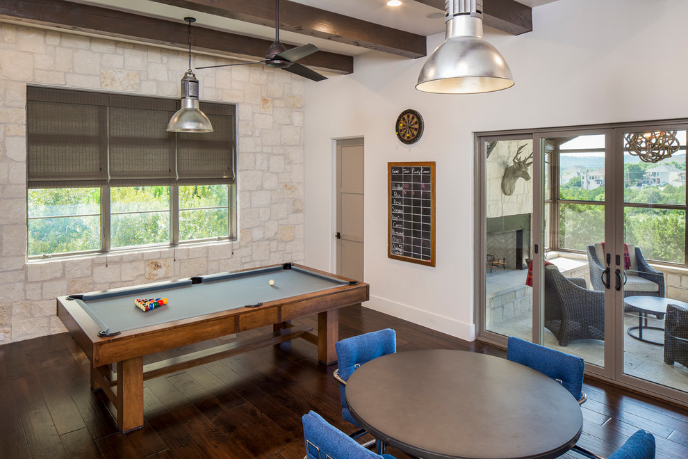 Großer, Abgetrennter Landhausstil Hobbyraum ohne Kamin mit weißer Wandfarbe, dunklem Holzboden, Kaminumrandung aus Stein und TV-Wand in Austin
