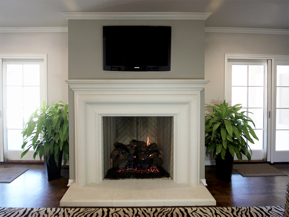 Imagen de sala de estar con biblioteca abierta romántica de tamaño medio con suelo de madera en tonos medios, marco de chimenea de piedra y televisor independiente