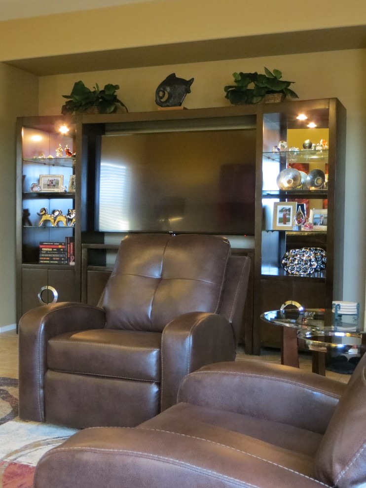 Immagine di un soggiorno design di medie dimensioni e aperto con pareti beige, pavimento in gres porcellanato e TV autoportante