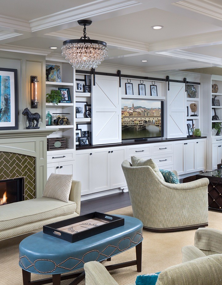Пример оригинального дизайна: открытая гостиная комната среднего размера в стиле неоклассика (современная классика) с бежевыми стенами, темным паркетным полом, горизонтальным камином, скрытым телевизором и коричневым полом