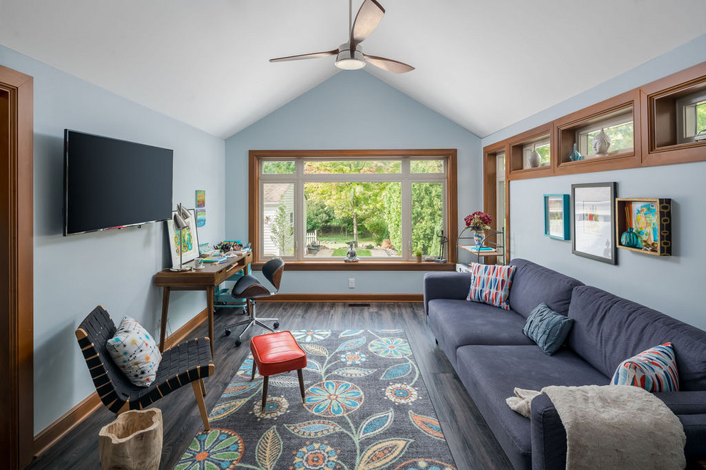 Idee per un ampio soggiorno chic aperto con pareti blu, pavimento in vinile, TV a parete e pavimento grigio