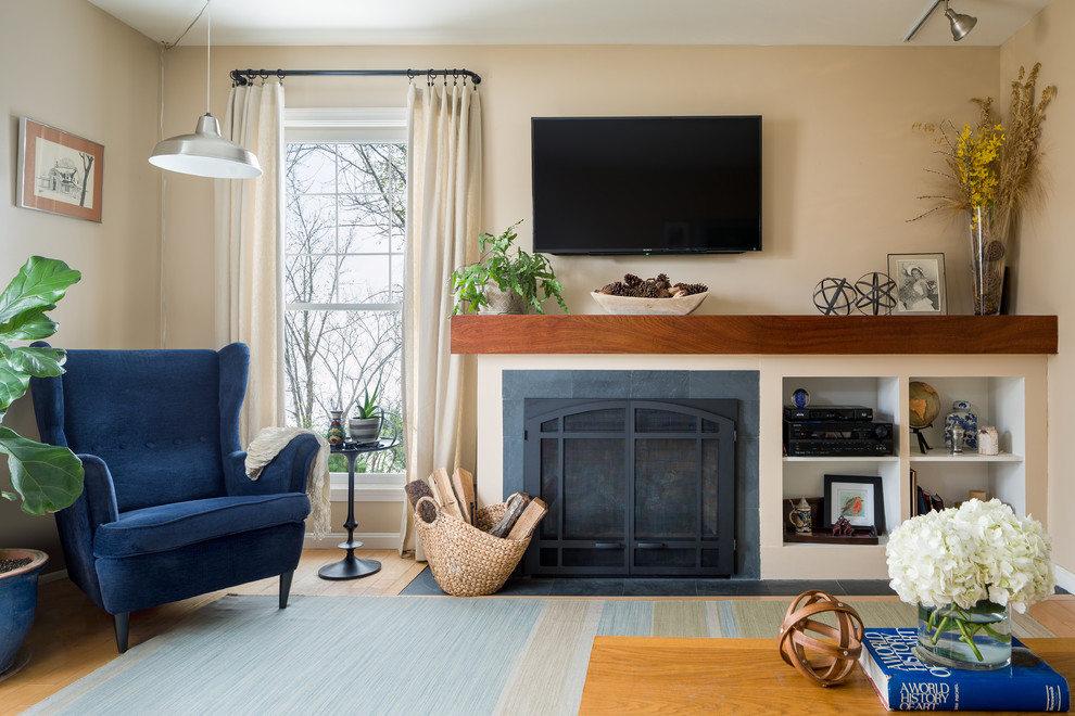 Mittelgroßes Klassisches Wohnzimmer mit beiger Wandfarbe, hellem Holzboden, Kamin, Kaminumrandung aus Stein und TV-Wand in Philadelphia