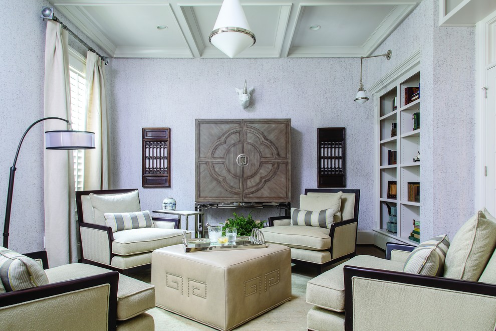 Immagine di un soggiorno tradizionale di medie dimensioni e chiuso con pareti viola, moquette, nessun camino e TV nascosta