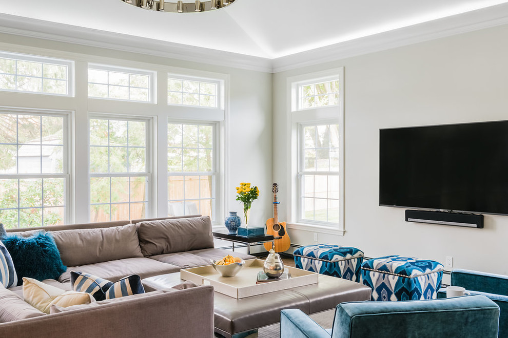 Mittelgroßes, Offenes Klassisches Wohnzimmer ohne Kamin mit beiger Wandfarbe, dunklem Holzboden, TV-Wand und braunem Boden in Boston