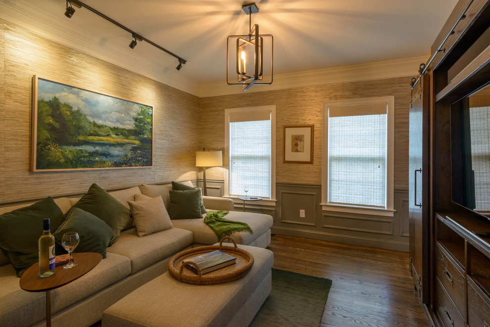 Idee per un soggiorno classico di medie dimensioni e chiuso con pareti beige, pavimento in legno massello medio, parete attrezzata e pavimento marrone