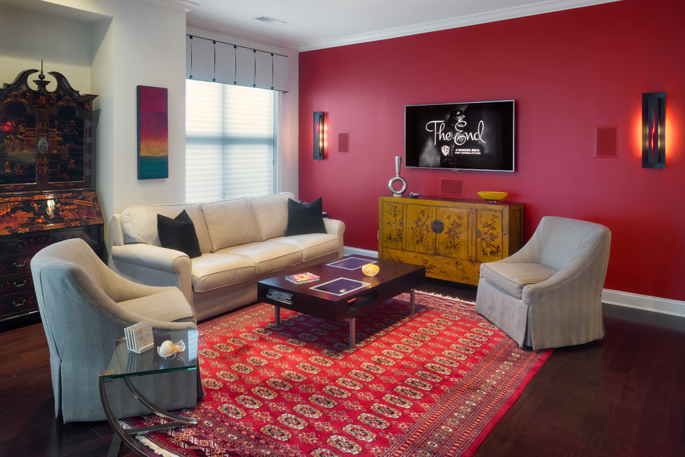 Mittelgroßes, Offenes Klassisches Wohnzimmer mit braunem Holzboden, braunem Boden und roter Wandfarbe in St. Louis