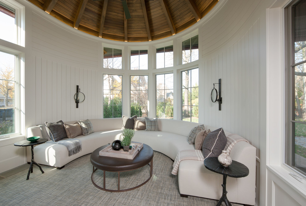 Imagen de sala de estar clásica renovada grande con paredes blancas y suelo gris
