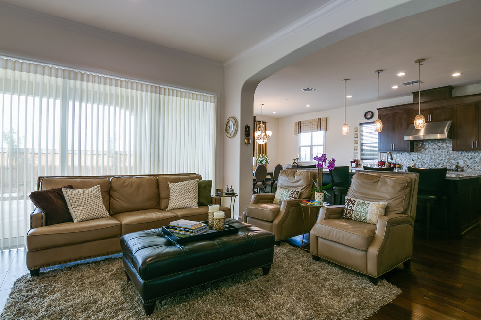 Foto de sala de estar con barra de bar abierta clásica renovada grande sin chimenea y televisor con paredes blancas, suelo de madera oscura y suelo marrón