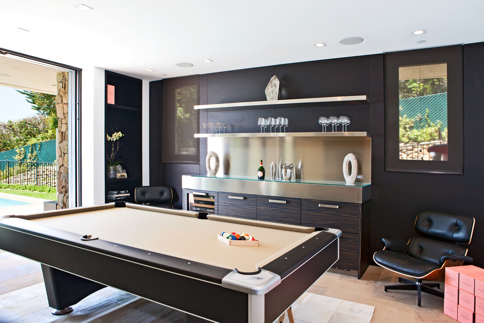Стильный дизайн: большая открытая гостиная комната в современном стиле с коричневыми стенами, полом из известняка и скрытым телевизором - последний тренд