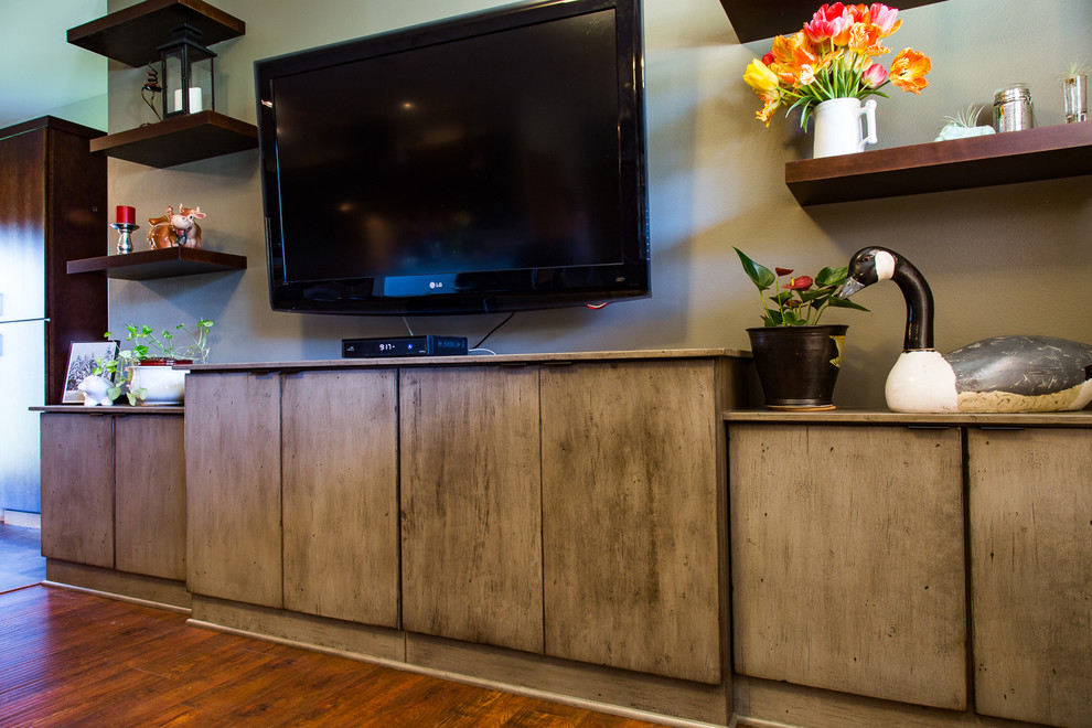Diseño de sala de estar abierta clásica renovada de tamaño medio sin chimenea con paredes verdes, suelo de madera en tonos medios y televisor colgado en la pared