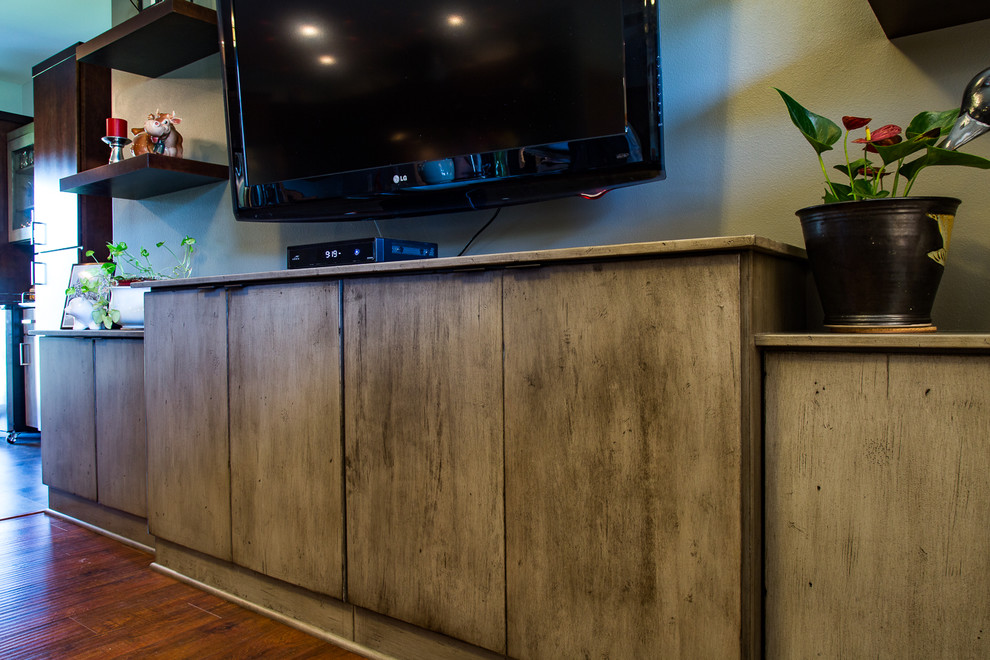 Свежая идея для дизайна: открытая гостиная комната среднего размера в стиле неоклассика (современная классика) с зелеными стенами, паркетным полом среднего тона и телевизором на стене без камина - отличное фото интерьера