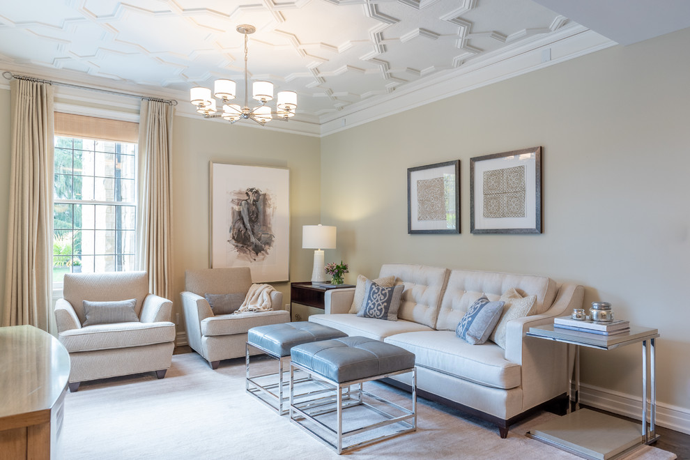 Diseño de sala de estar clásica renovada con paredes beige, suelo de madera oscura y suelo marrón