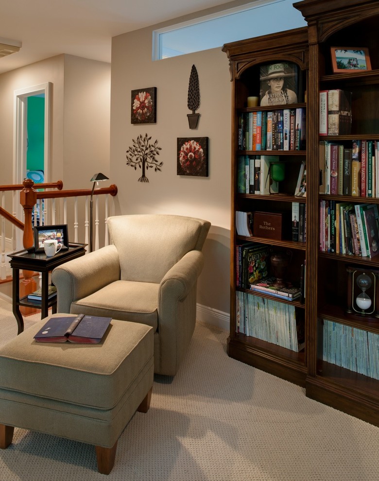 Foto de sala de estar con biblioteca abierta tradicional renovada pequeña con paredes beige y moqueta