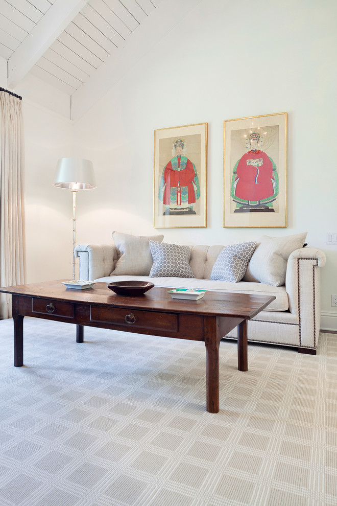 Modelo de sala de estar clásica renovada con paredes blancas y suelo de madera oscura
