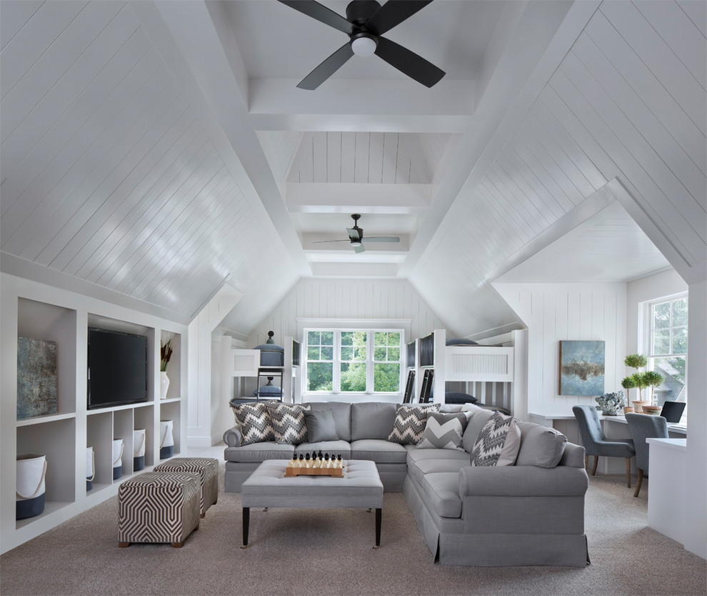 Imagen de sala de estar tradicional renovada sin chimenea con paredes blancas, moqueta, pared multimedia, suelo beige y alfombra