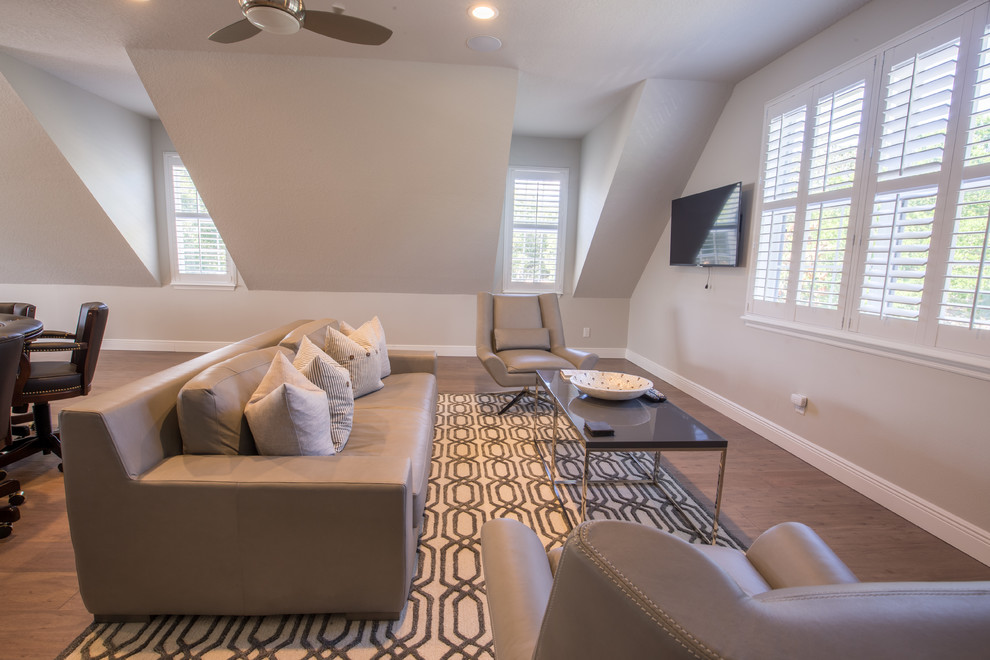Foto di un soggiorno classico di medie dimensioni e chiuso con sala giochi, pareti beige, pavimento in legno massello medio e TV a parete