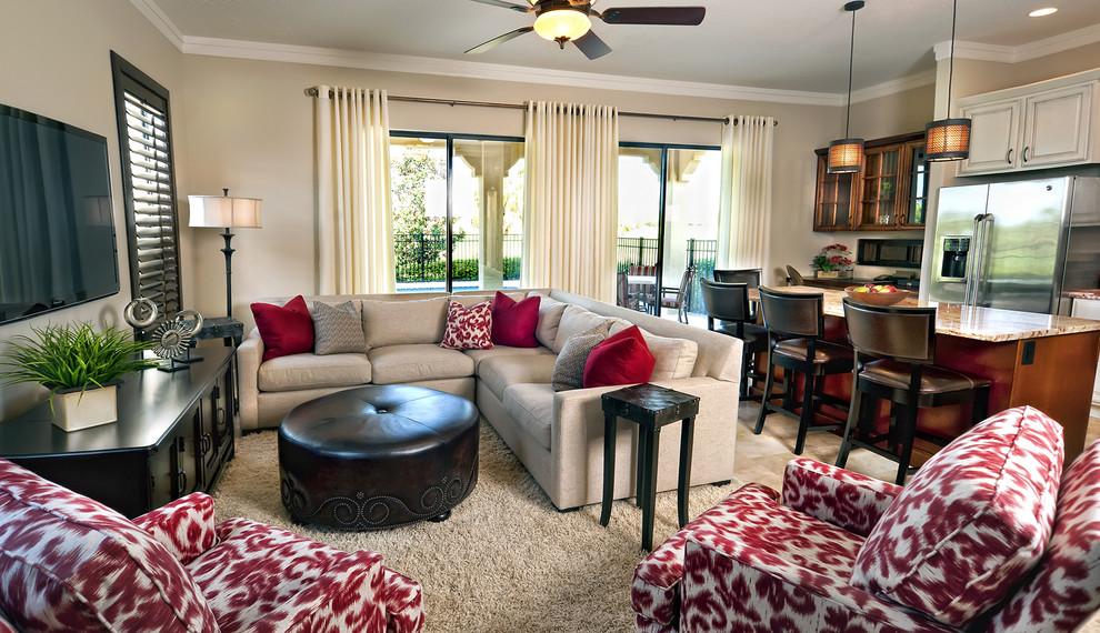 Diseño de sala de estar abierta contemporánea sin chimenea con paredes beige, moqueta, televisor colgado en la pared y alfombra