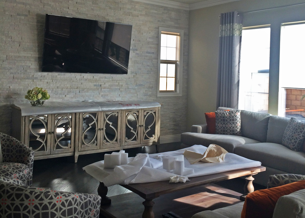 Foto di un grande soggiorno chic aperto con pareti beige, parquet scuro, nessun camino e TV a parete