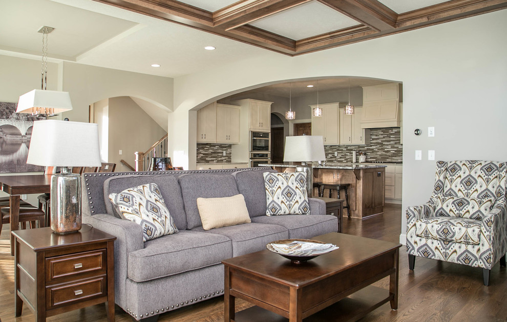 Ejemplo de sala de estar abierta tradicional renovada con paredes grises y suelo de madera en tonos medios