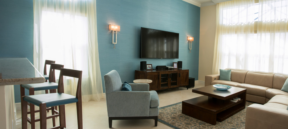 Mittelgroßes, Offenes Klassisches Wohnzimmer ohne Kamin mit Porzellan-Bodenfliesen, TV-Wand und bunten Wänden in Miami