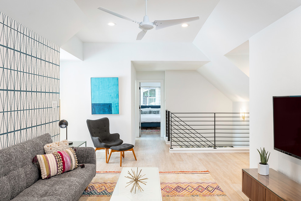 Mittelgroßes, Fernseherloses Klassisches Wohnzimmer ohne Kamin, im Loft-Stil mit bunten Wänden, hellem Holzboden und braunem Boden in Austin