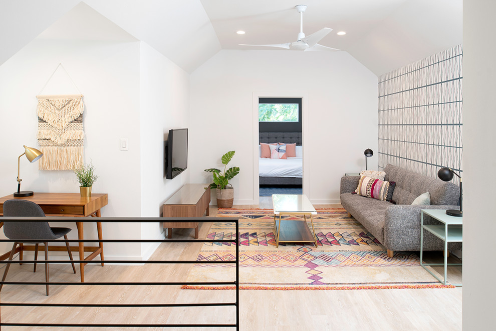 Источник вдохновения для домашнего уюта: двухуровневая гостиная комната среднего размера в стиле неоклассика (современная классика) с разноцветными стенами, светлым паркетным полом и коричневым полом без камина, телевизора