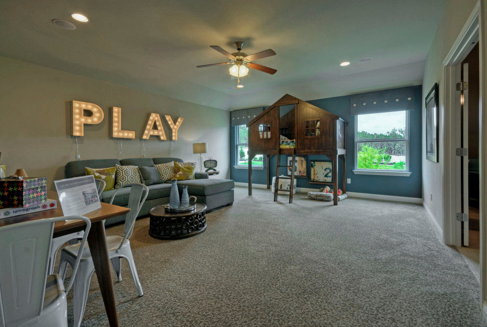 На фото: большая открытая комната для игр в стиле неоклассика (современная классика) с синими стенами, ковровым покрытием и телевизором на стене без камина