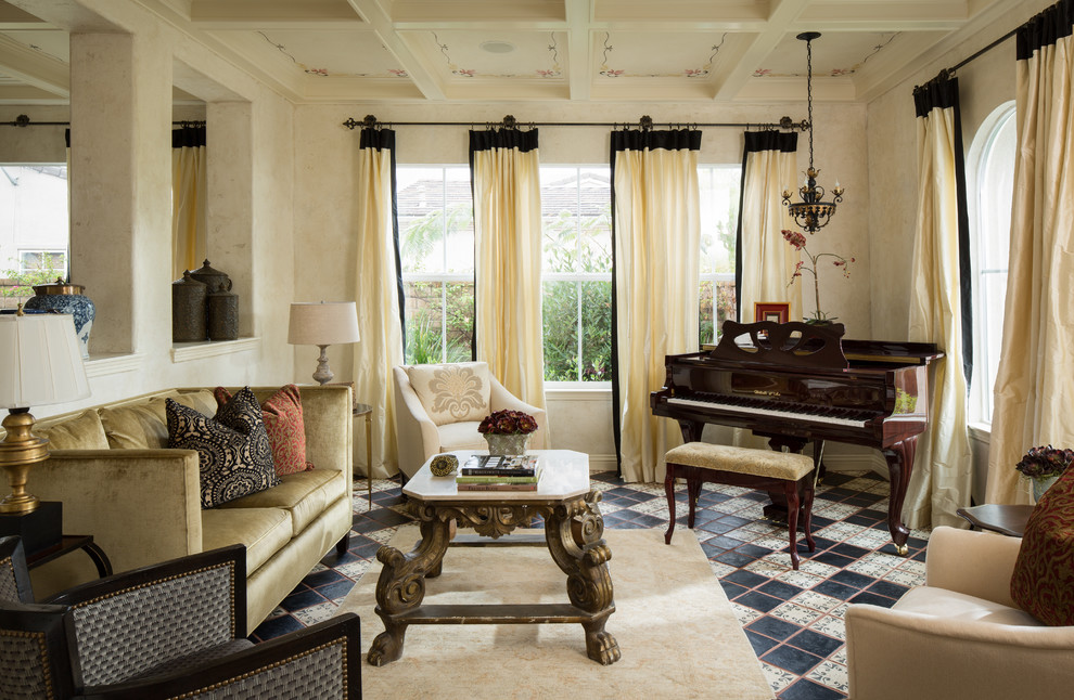 Diseño de sala de estar con rincón musical mediterránea con paredes beige
