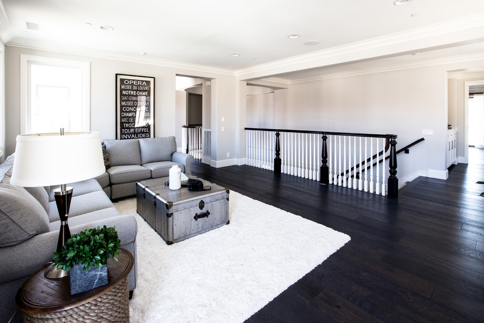 Esempio di un soggiorno minimal di medie dimensioni e stile loft con pareti beige e parquet scuro