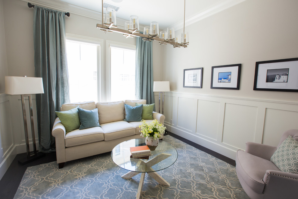Aménagement d'une salle de séjour contemporaine avec un mur beige et parquet foncé.