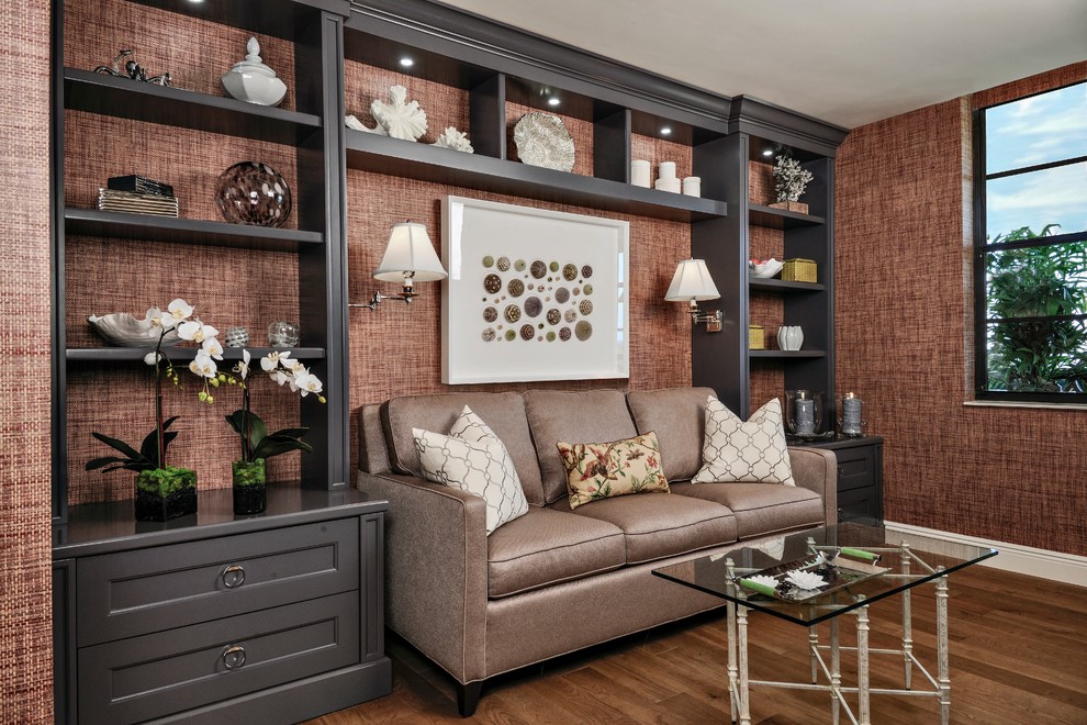 Стильный дизайн: гостиная комната среднего размера в стиле неоклассика (современная классика) с коричневыми стенами, темным паркетным полом и коричневым диваном без камина - последний тренд