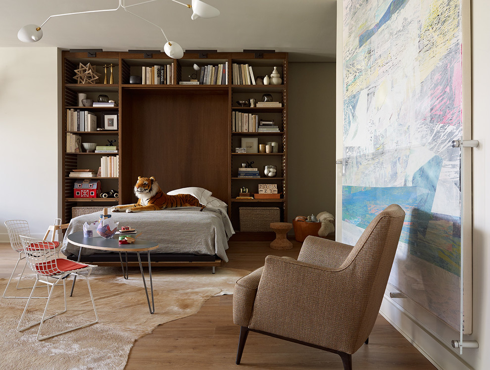 Foto de sala de estar actual con suelo de madera en tonos medios