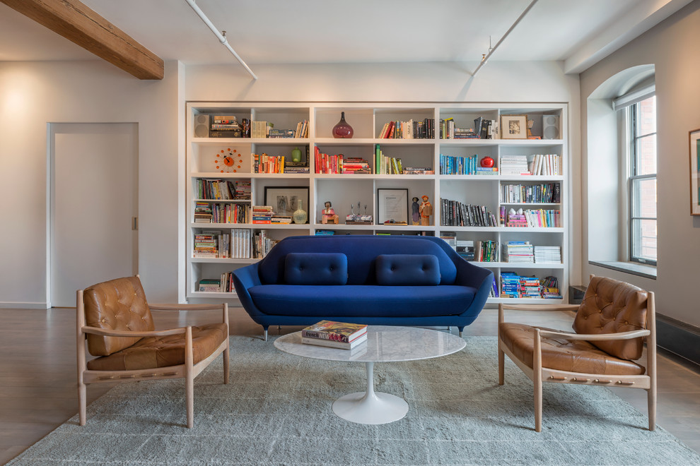 Immagine di un soggiorno contemporaneo aperto con libreria, pareti bianche, parquet chiaro e pavimento marrone