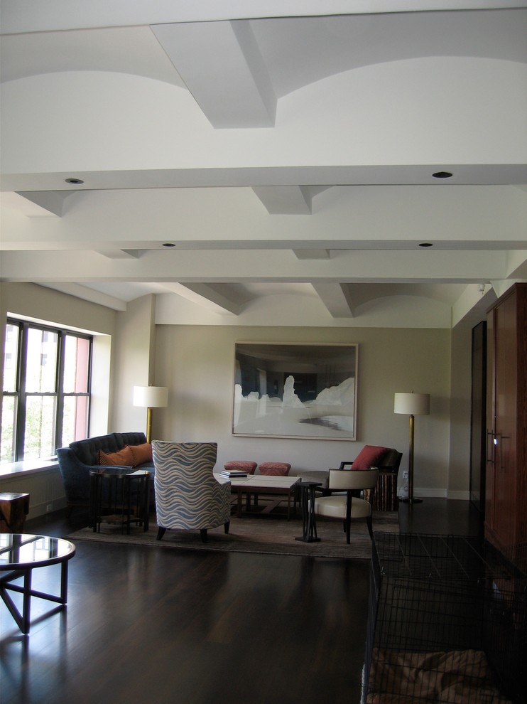 Großes, Offenes, Fernseherloses Modernes Wohnzimmer ohne Kamin mit beiger Wandfarbe und dunklem Holzboden in New York