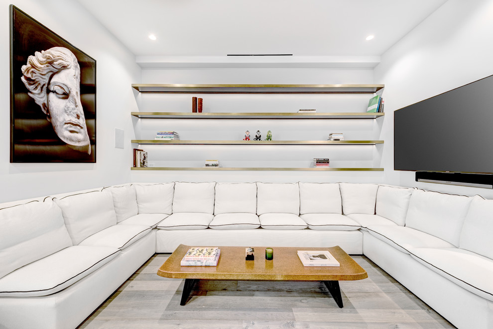 Foto di un soggiorno contemporaneo di medie dimensioni con pareti bianche, TV a parete, parquet chiaro e nessun camino