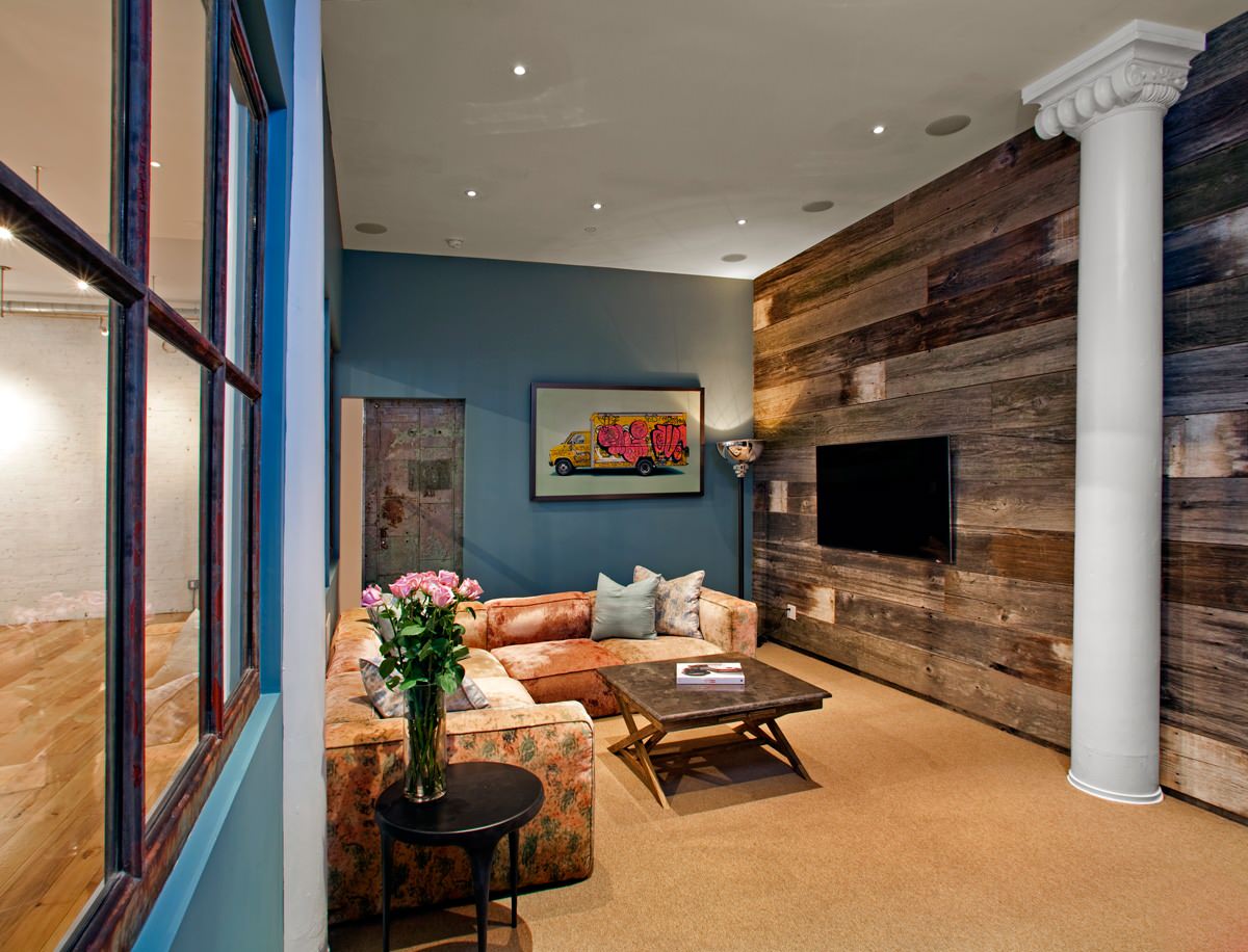 Деревянная стена в интерьере гостиной
